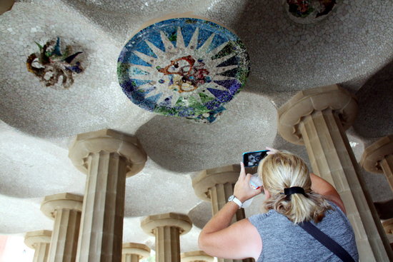A tourist takes a photo at the Park Güell on August 6 2016 (by Jordi Bataller)